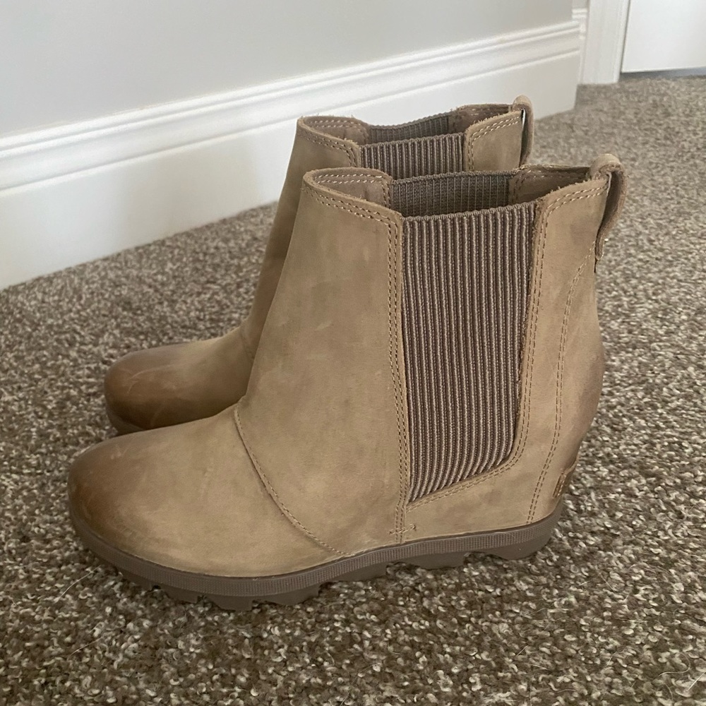 Sorel Womens Chelsea boot in distressed Tan, size 8